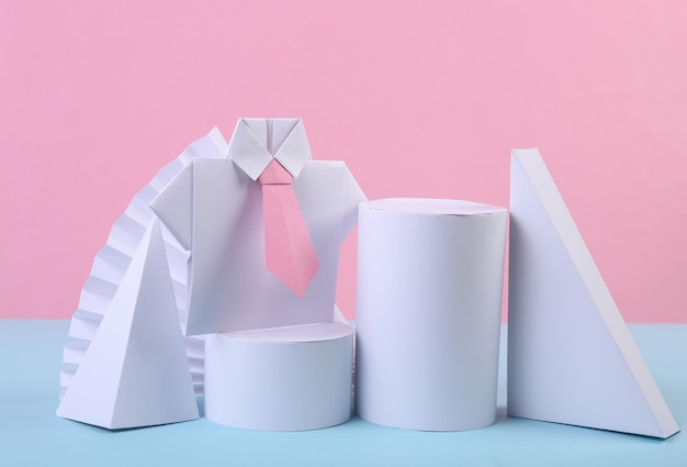 Рубашка оригами и композиция основных геометрических фигур на розово-синем пастельном фоне бизнес-концепция концепт-арт минимализм