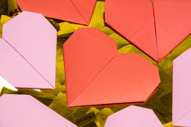 Origami voor Valentijnsdag harten gemaakt van papier