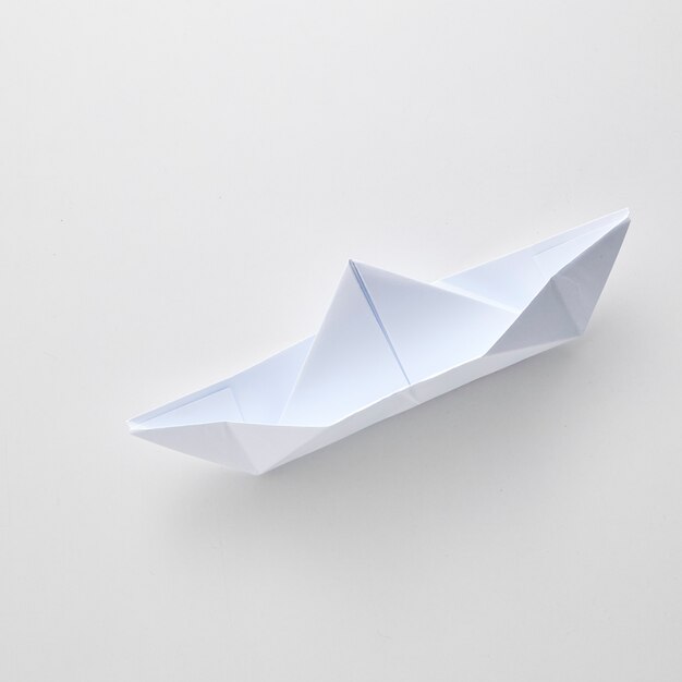 Origamidocument schip op wit