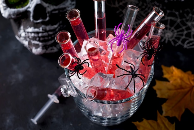 Cocktail originale in un tubo di vetro per la festa di halloween