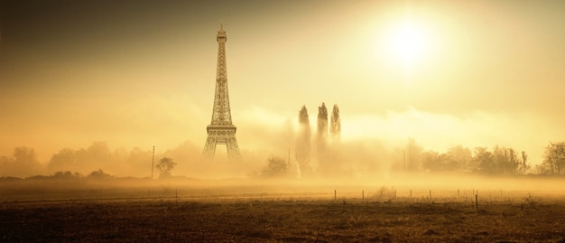 Paesaggio rurale originale del paese con la torre eiffel