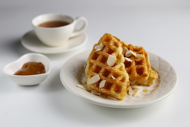 Originale croffle croissant waffle su piatto bianco questo spuntino popolare in corea del sud