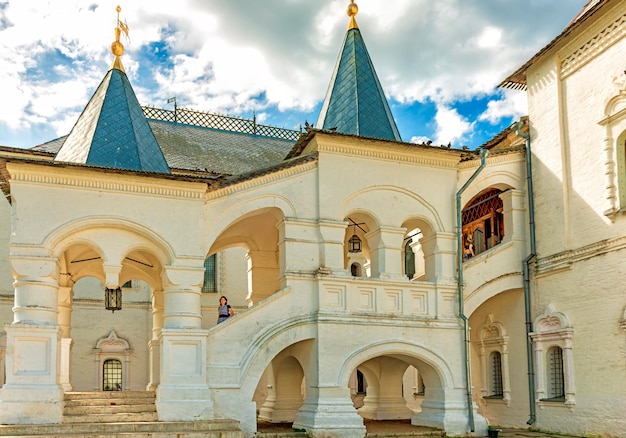 Foto l'ingresso originale con una scala per le mansioni di stato nel cremlino di rostov il grande