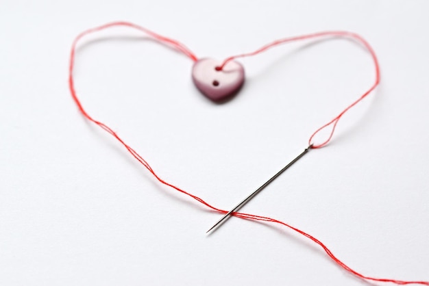 Foto gli originali auguri d'amore per san valentino ago e filo da cucito con cuore rosa