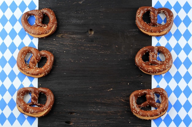 Originele Beierse Pretzels op Houten Bord Oktoberfest Achtergrond