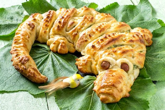 Originele cake in de vorm van een krokodil met aardappelen, kaas en kruiden voor Halloween-feest