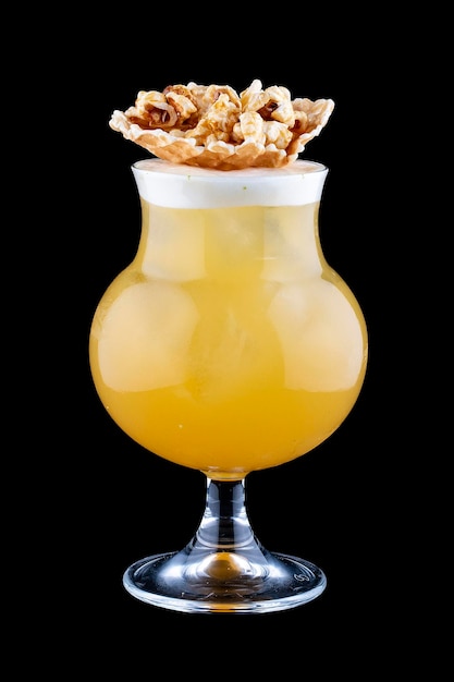 Originele cocktail met sinaasappel en popcorn op een donkere achtergrond