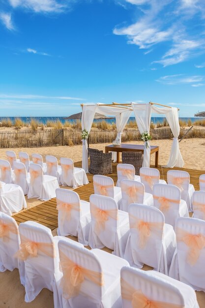 Originele decoraties voor de huwelijksceremonie. Op het strand.