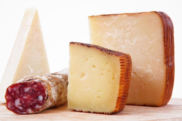Originele Italiaanse kaas hakken op witte achtergrond