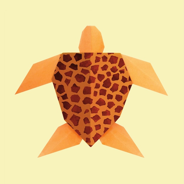 Origmi oranje zeeschildpad met bedrukt schild op een zandgele achtergrond