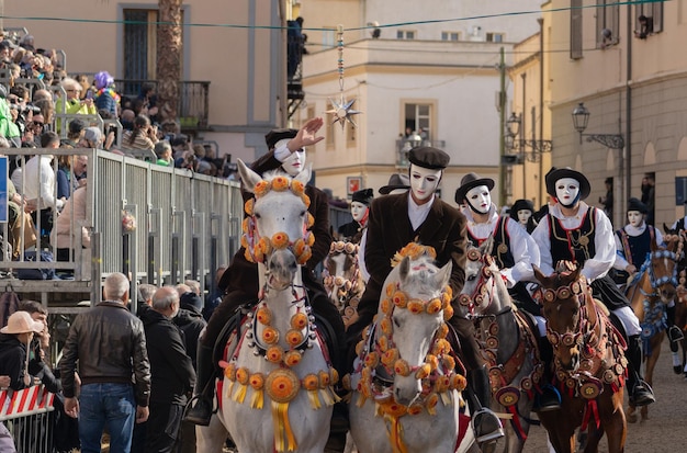 Ористано, Сардиния, Италия, 9 февраля 2024 года, гонщики гонки Sartiglia, режиссёром su componidori