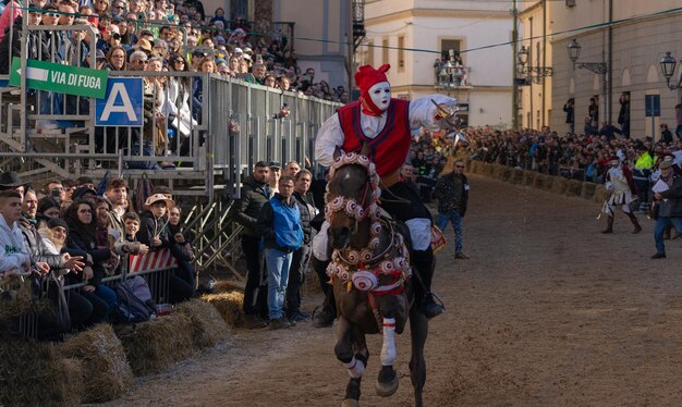 Ористано, Сардиния, Италия, 9 февраля 2024 года, гонщики гонки Sartiglia, режиссёром su componidori