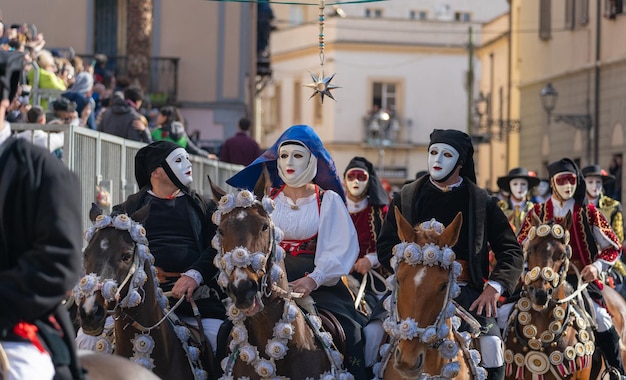 Ористано, Сардиния, Италия, 9 февраля 2024 года, гонщики гонки Sartiglia, режиссёром su componidori