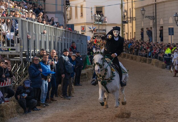 Ористано, Сардиния, Италия, 9 февраля 2024 года, гонщики гонки Sartiglia, режиссёром su componidori