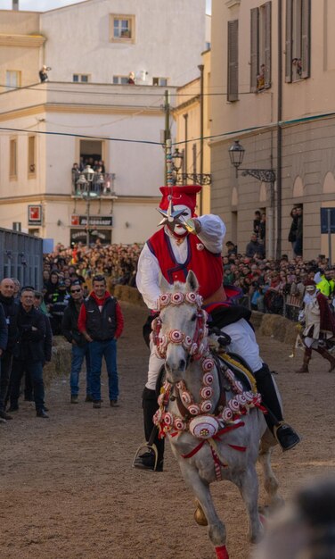 Ористано, Сардиния, Италия, 9 февраля 2024 года, гонщики гонки Sartiglia, режиссёром su componidori