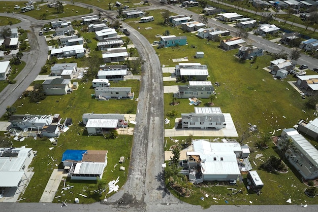 Foto orkaan ian verwoestte huizen in woonwijk florida natuurramp en de gevolgen daarvan