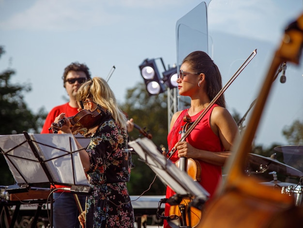 Orkest repeteert voor concert op straat