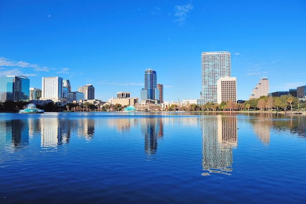 Orlando Lake Eola in de ochtend met stedelijke wolkenkrabbers en heldere blauwe lucht.