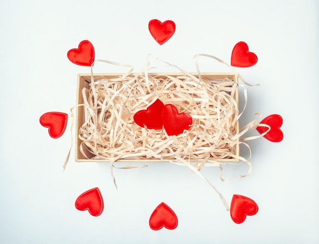 Foto ornamento da molti cuori scatola di cartone con cuori rossi san valentino