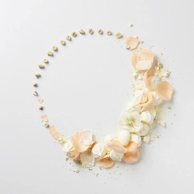 写真 白い背景の花の飾り。輪になって整理されたオレンジ色のバラ
