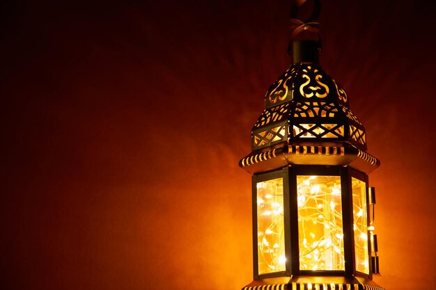 Photo ornamental arabic lanter glowing at night