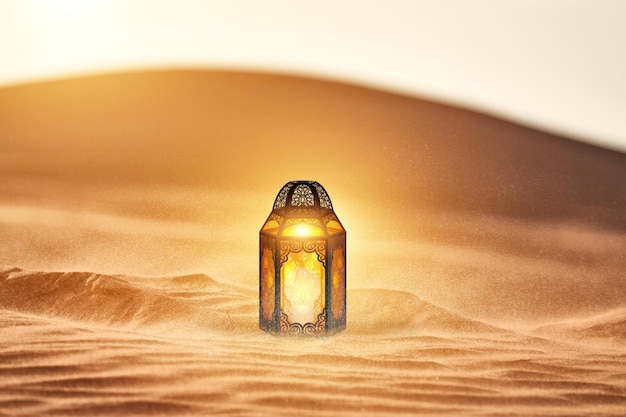 Декоративный арабский фонарь с горящей свечой. Праздничная открытка, приглашение для мусульман