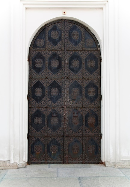 Photo ornamented rusty ancient door old decoration decoration of the door to cathedral kiev pechersk lavra