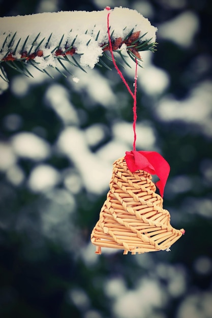 Ornamenten en lampjes op de versierde kerstboom