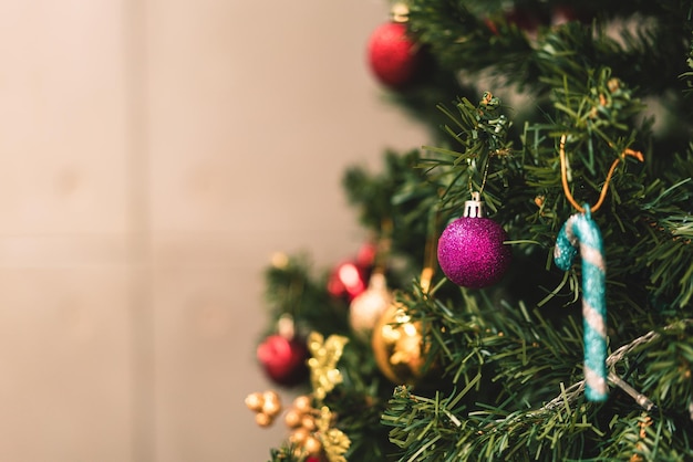 Ornamenten voor decoratie op kerstboom met kopieerruimte