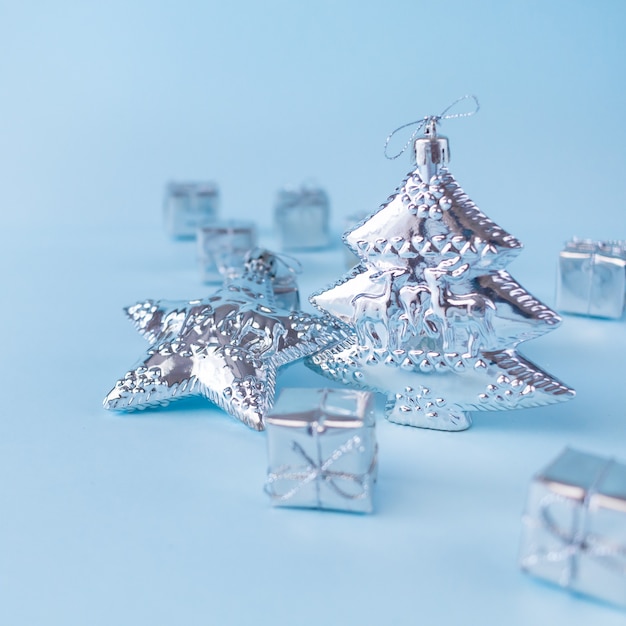 Ornamenti e contenitori di regalo isolati sull'azzurro