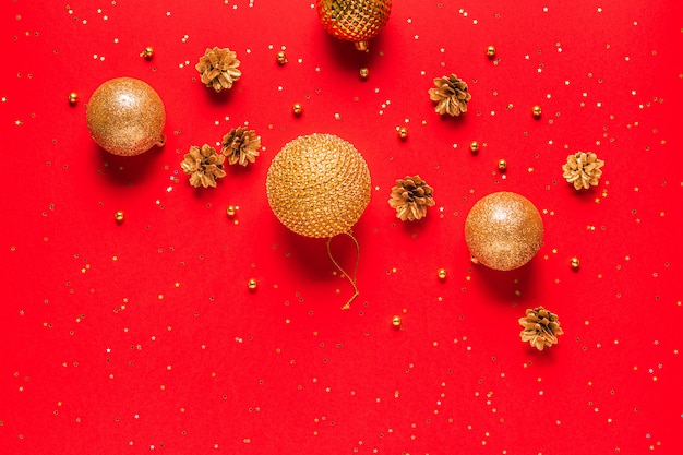 Ornaments with pine cones and confetti