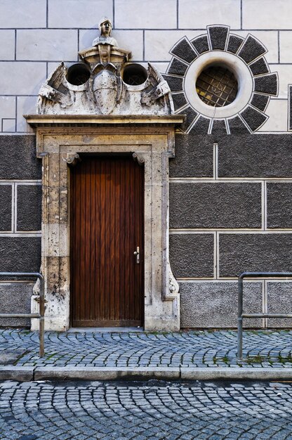 Photo ornate entrance and round window of a building in ulm an der donau southern germany