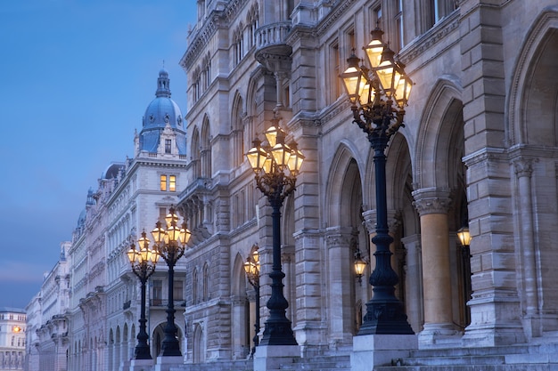 저녁에 Rathaus Vienna 또는 Vienna 시청 외부의 화려한 역사적인 램프 기둥.