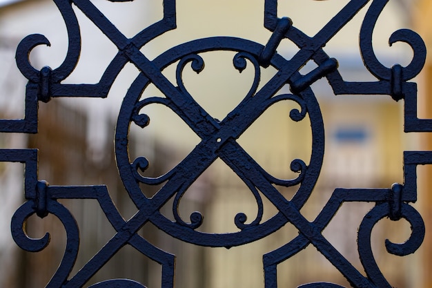 写真 金属製の門の装飾の華やかな錬鉄製の要素。