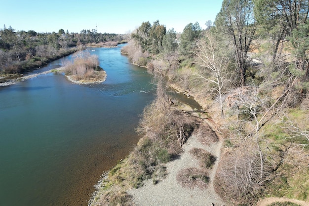 Oroville California의 깃털 강을 가로지르는 다리의 오로빌 강과 자연