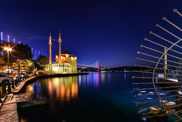 ORTAKOY ISTANBOEL TURKIJE. Ortakoy-moskee en de Bosporus-brug. 15 juli Martyrs Bridge zonsopgang uitzicht.