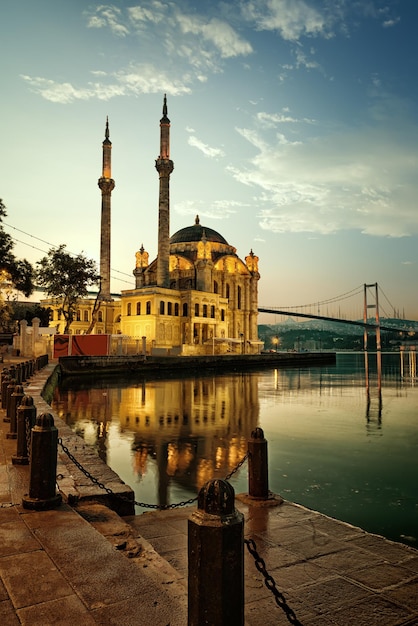 Ortakoy-moskee en Bosporus-brug in Istanbul bij zonsopgang, Turkije