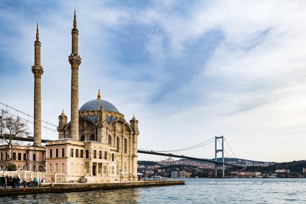 トルコのイスタンブールにあるオルタコイ・モスクとボスポルス海峡