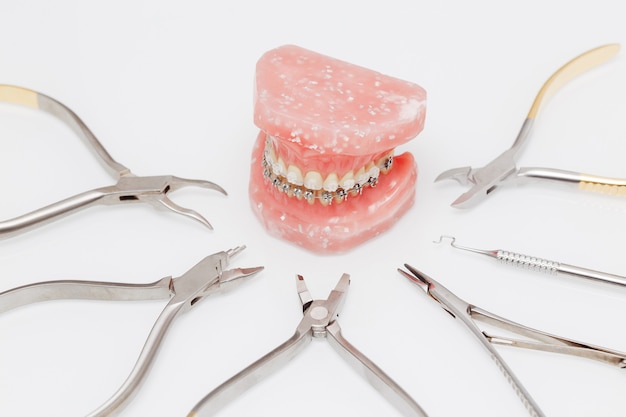 Orthodontisch model en set van medische metalen orthodontische gereedschappen