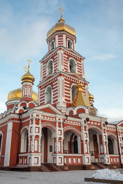 Православная церковь на фоне голубого неба Концепция религия путешествия архитектура