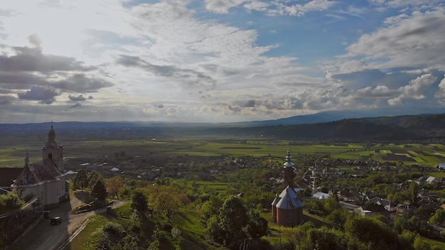 Православная церковь в карпатах на удивительном пейзаже маленькой деревни на красивых холмах