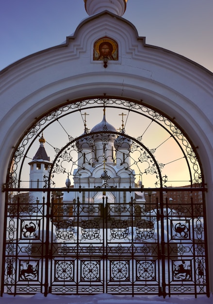 Foto chiesa ortodossa fuori dal cancello la chiesa della vergine maria icona signabalatsk sulla strada dell'insegnante