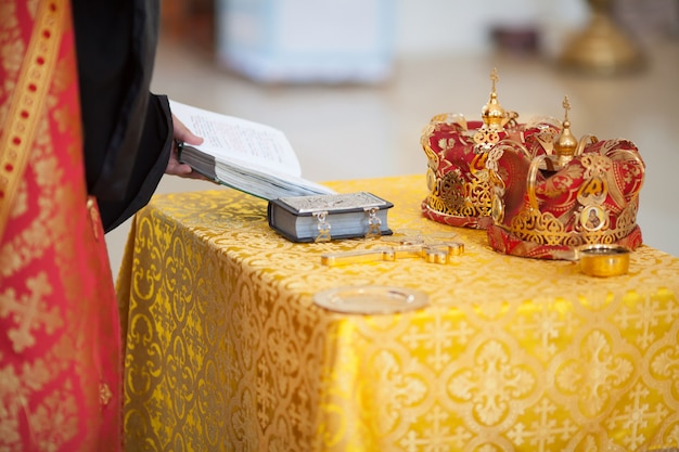 正教会の結婚式の道具-クロス、聖書、冠
