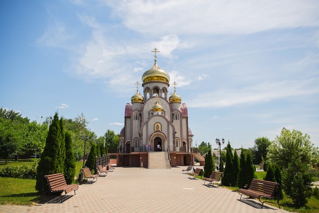 Фото Православная церковь с золотыми куполами