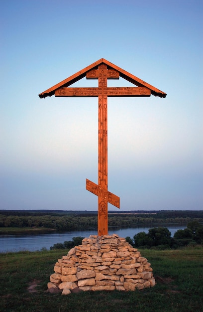 Foto croce ortodossa sulle rocce contro il cielo blu