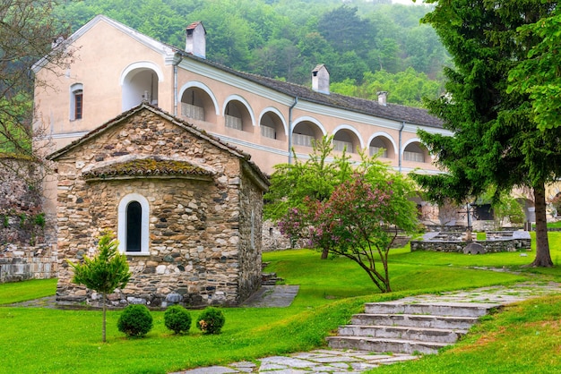 Orthodox klooster Studenica in de bergen in Roemenië.