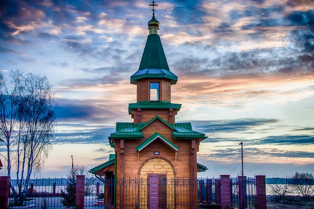 Photo orthodox wooden church at dawn. temple of the blessed matrona of moscow soligorsk