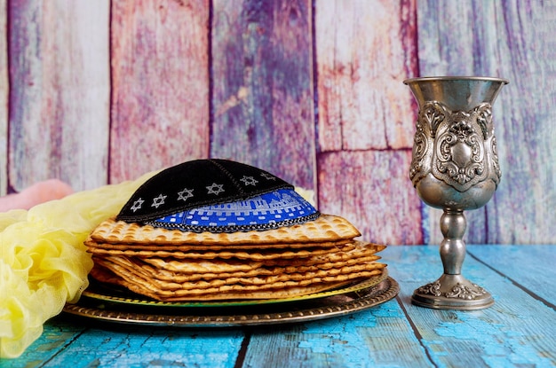 Orthodoxe joden bereiden met een beker wijn kosher matzah op de traditionele Joodse pascha feestdag