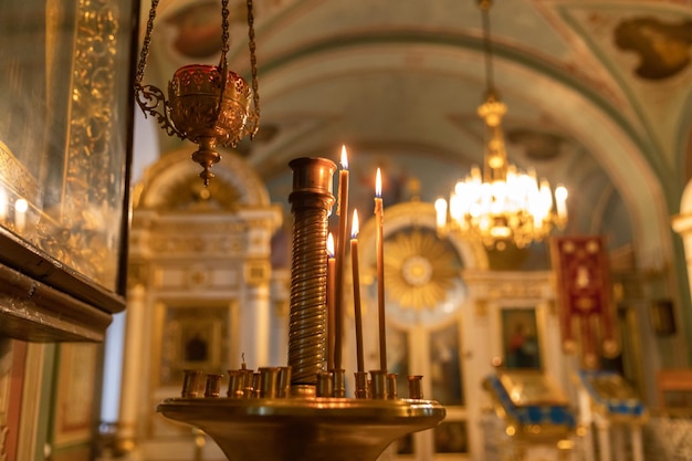 Foto orthodoxe kerk christendom feestelijke interieurdecoratie met brandende kaarsen en icoon in traditionele...