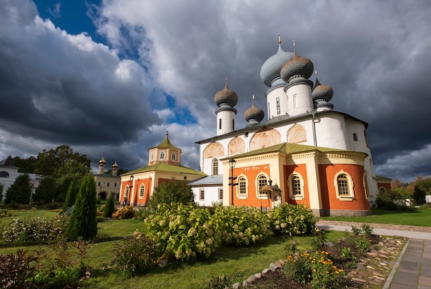 Orthodoxe kerk en stormachtige lucht in het mannelijke klooster van Tikhvin Bogorodichny Uspensky